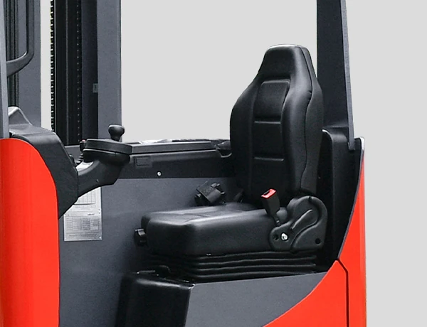 El asiento cómodo ayuda a reducir la fatiga del operador durante turnos de trabajo prolongados.
