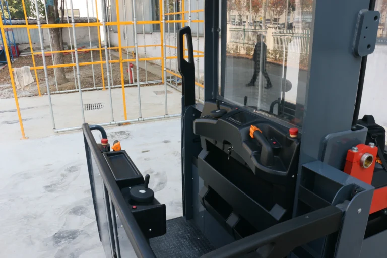 La plataforma semicerrada crea una zona de trabajo definida manteniendo buena visibilidad hacia arriba y hacia los racks. Pueden configurarse diferentes posiciones de la consola de control según el flujo de picking requerido.