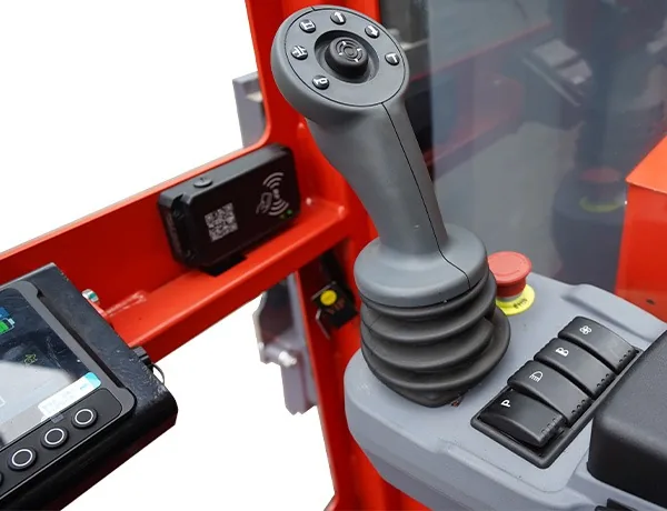 Los controles multifunción ergonómicos permiten una operación cómoda y precisa de las principales funciones del equipo.