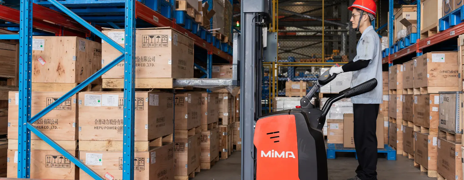 Apilador eléctrico MiMA trabajando en un almacén