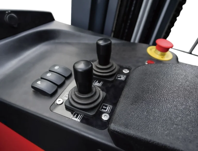 El asiento ajustable, los controles integrados y la dirección eléctrica ayudan a reducir el esfuerzo del operador.