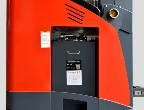 La batería estándar es de plomo-ácido de 48V/550Ah. Las opciones de mayor capacidad y una batería de litio de 48V/460Ah permiten adaptar el sistema a las horas de trabajo y a la carga.